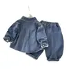 Retrô, desgastado e estiloso: um conjunto de três peças para um menino jovem com uma jaqueta jeans lavada e degradê combinada com calça jeans