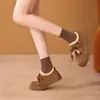 Exclusivos Sapatos Femininos de Outono 2026 Nova Chegada Versáteis Quentes Casuais Modernos Retrô com Solado Grosso Pingente Retrô Bordados Sapatos Individuais