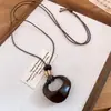 Collar de cordón de cuero con perla cuadrada de acrílico, estilo vintage y artístico, cadena para suéter, diseño único, joyería de lujo ligera, venta al por mayor