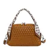 Bolsa de Ombro Acolchoada Bordada de Moda Nicho Coreana para Mulheres, Nova Bolsa Quadrada Pequena Plissada Outono e Inverno, Bolsa Transversal Versátil Única