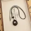 Colar Pingente Oval Corda de Couro Retrô Luxo Leve High-End Moda Corrente Simples para Suéter Acessório de Colar Versátil Personalidade para Mulheres