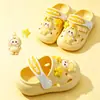 Nuevos zuecos luminosos de dibujos animados para niños de verano, sandalias de playa para niños y niñas, sandalias cerradas antideslizantes para uso en exteriores, venta al por mayor