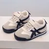 Zapatillas infantiles de moda 2026 modelo nuevo primavera y otoño para niños mayores, zapatos deportivos de exterior transpirables y duraderos para niños