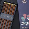 Cinco pares de palillos de madera de alitas de pollo con punta redonda y diez pares de palillos de madera rojos, caja de regalo para festivales, logotipo de la empresa.