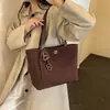 Bolsa de ombro retrô em camurça fosca para mulheres, nova coleção 2026, leve, luxuosa, design de nicho, toque de alta qualidade e bolsa tote de grande capacidade