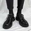 Nuevos zapatos de cuero para hombre, zapatos casuales brillantes para hombre, de moda, de negocios, suela gruesa, estilo británico, puntera ancha, botines de trabajo para hombre