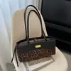 Bolsa baguette de luxo leve, nicho retrô com padrão de diamante para mulheres, bolsa de ombro único, bolsa de axila feminina versátil vintage de alta qualidade
