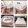 Lençol de Cama Ajustável de Veludo Leite com Padrão Esculpido, Capa de Cama com Cobertura Total de 360 Graus Meticulosamente Projetada, Antiestático, Grau Materno e Infantil, Macio e Quente