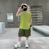 Colete Fino de Verão para Meninos 2026 Novo Estilo Camiseta Regata Sem Mangas para Bebê Roupa de Verão Conjunto Moderno para Meninos