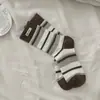 Calcetines de Media Caña para Mujer de Primavera y Otoño con Etiquetas de Tela, Rayas Finas, Bloques de Color y Diseño Superpuesto, Calcetines Casuales Rayados para Mujer