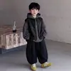 Conjunto de Ropa de Otoño para Niños 2026 Nuevo de Moda Genial Sudadera con Capucha Rayada Infantil Conjunto de Tres Piezas de Otoño para Niños