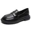 Sapatos femininos de couro estilo britânico com solas grossas, novo modelo 2026, mocassins slip-on de salto grosso, bico redondo, com calcanhar dobrável, sapatos preguiçosos