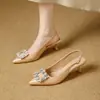 Sandálias de Luxo Leve e de Alta Qualidade com Salto Médio, Novo Estilo de Verão, Cor Nude, Bico Fino Francês, Tira Elegante com Strass, Sandálias Fechadas
