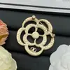 Nuevo Modelo 2025 Broche de Camelia Chanel con Diseño Doble C Incrustado de Diamantes para Mujer, Estilo de Lujo de Alta Gama, Broche de Perlas Inspirado en Chanel