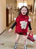 Nueva colección de otoño e invierno para niñas estilo coreano Ningli: lindo chaleco capa asimétrico rojo con tema de perro y falda de cuadros rojos