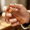 Venta al por mayor de fábrica artesanía de talla en madera melocotón azufaifo los cuatro caballeros llavero ciruelo orquídea bambú crisantemo colgante para llaves