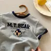 Camiseta infantil de manga corta de verano de 25 años, estilo japonés, de marca moderna, con letras bordadas en rojo, para bebé.