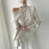 Elegante blusa acetinada justa com decote halter ombro a ombro e design de fita, top sexy de manga longa ombro a ombro Primavera/Outono 2026