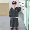 Roupa de Outono para Meninos: Conjunto de Moletom Listrado Falso Duas Peças, Novo Conjunto Duas Peças Tendência Cool Estilo de Rua 2026, Roupa Infantil de Comércio Exterior