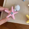 Pinza para el pelo de concha de estrella de mar colorida_Dopamina Super Hada Verano 2026 Nuevo Estilo Pinza Lateral Estilo Vacaciones en la Costa Accesorio para el Cabello