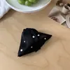 Presilha Triângulo com Garras de Strass Estilo Hepburn para Mulheres Toque de Luxo Novo Modelo 2026 Coque no Topo da Cabeça Presilha Tubarão Acessórios de Cabelo de Cetim