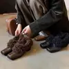 Sapatos peludos elegantes de bico quadrado para mulheres, sapatos de algodão quentes de pelúcia, sapatos Mary Jane pequenos de couro