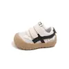 Tênis Casuais Respiráveis de Malha com Velcro Antiderrapante para Meninas 2026 Primavera e Outono Novos Sapatos Indoor para Jardim de Infância de Meninos