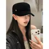 Sombrero de equitación retro de gamuza negra de copa plana, un sombrero de otoño moderno y sofisticado para mujer, diseñado para hacer que el rostro parezca más pequeño, con ala de pico de pato