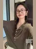 Camiseta de Punto Henley de Manga Larga con Medio Botón Zheng Chunhua Ju de Lana Suave para Mujer, Ligeramente Transparente, Corte Holgado, Cubre-todo Versátil