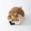 Gorro estilo Lei Feng para niños con temática de oso, gorro para cubrir las orejas de otoño e invierno, gorro unisex para bebé con diseño de bloques de color, gorro a prueba de viento y cálido, gorro de invierno con pompón