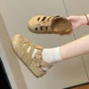 Sandálias Fechadas Tecidas com Sola Grossa Aumentadoras de Altura Interna para Mulheres, Adequadas para Uso ao Ar Livre, Novos Sapatos Romanos Vazados Respiráveis Primavera/Verão 2026