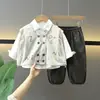 1504 Conjunto de Primavera y Otoño para Niños Nuevo Fresco y Elegante Ropa de Primavera para Bebés Ropa Infantil Estilo Coreano Chaleco Camisa Conjunto de Tres Piezas Moderno