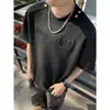 Nova Camiseta de Verão 2025 Manga Curta Pesada Anti-rugas com Rebites Estampa de Aço Letras Casual Solta Meia-manga para Meninos