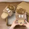 ¡Cachorro cremoso~! Cálidas y lindas, estas pantuflas de moda, de suela gruesa, que aumentan la altura y son peludas, son perfectas para usarlas al aire libre en otoño.. Son pantuflas de algodón para mujer de una sola tira