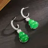 Brincos de cabaça verde cristalinos com cravação de diamantes em forma de C, simbolizando tanto sorte quanto prosperidade, um presente para a mãe, brincos para mulheres