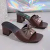 Zapatillas Transfronterizas Europeas y Americanas Modelo Nuevo 2026 con Cadena, Tacón Medio Transfronterizo de Verano, Tacón Grueso de Goma Talla Grande, En Stock Venta al por Mayor Talla Grande