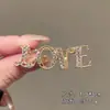 Nuevo Broche de Aleación con un Toque de Alta Gama, Venta al por Mayor para Mujeres Nicho, Pin de Alta Gama para Abrigos y Trajes, Broche Versátil