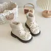 Coleção Outono 2026 Botas Curtas Forradas com Fleece para Meninas Botas de Princesa com Laço Fofo Botas Quentes de Algodão para Crianças Botas de Couro com Solado Macio para Meninas