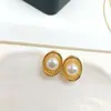 Pendientes Huecos Retro Estilo Palacio Chapados en Oro de 18 Quilates con Perlas Naturales para Mujer, Set de Pendientes Geométricos de Nicho de Lujo Ligero