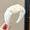 Nueva diadema de ala ancha 2026 para mujer, diseñada para levantar la línea del cabello y mantener el cabello en su lugar mientras te lavas la cara, con un estilo retro adecuado para otoño e invierno, y ofreciendo un aspecto sofisticado
