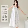 Camisola de verão feminina com bojos embutidos para evitar transparência, vestido sem mangas adequado para usar ao ar livre no verão, novo modelo 2026
