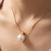 Colar minimalista banhado a ouro com rosto sorridente, de moda transfronteiriça, versátil para o uso diário e como presente, apresentando um pequeno pingente de tijolo de ouro em formato de gota.