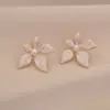 Pendientes Estilo Francés Europeo y Americano Opk para Mujer Acero Inoxidable Moda de Nicho Lujo Accesible Flor de Goteo de Aceite Perla Pendientes de Acero de Titanio