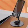 Soporte Plegable de Metal para Teléfono Giratorio 360° | Soporte de Escritorio Ajustable con Silicona Antideslizante, Puerto de Carga y Eje Duradero