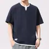 Camiseta de algodón de bambú texturizada de manga corta para hombre, nuevo estilo de verano, camiseta de imitación de dos piezas, corte holgado, cuello de doble capa, top de manga corta para hombre