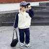 Conjunto de Sudadera con Capucha y Cremallera Parcial de Bloques de Color para Niños, Ropa de Otoño 2026 Nuevo Estilo de Otoño para Niños Pequeños y Medianos, Conjunto Deportivo de Dos Piezas