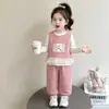 Conjunto elegante para niñas para primavera y otoño 2026, nuevo chaleco de encaje de lunares, camiseta básica y pantalones jogger, conjunto de tres piezas para niñas