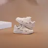 Zapatillas de Entrenamiento Pequeñas De Zapatos Rojos Suela Suave Zapatillas Blancas de Tabla Zapatos para Niñas 2026 Zapatos de Niña Primavera Nuevo Estilo Zapatos de Princesa para Niñas