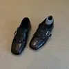 Sapatos colegiais femininos de couro estilo britânico, com design brogue, detalhes de franja e sola baixa estilo loafer.