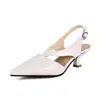 2023 Sapatos britânicos comércio exterior fivela atrás sandálias vazadas verão 33 bico fino fechado 45 sandálias de salto alto sapatos de couro envernizado branco